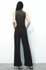 Pantalón de jean azul oscuro, de tiro alto y corte wide leg.
