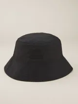 Gorro tipo bucket color azul marino con logo bordado en el frente.