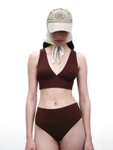 Top de bikini negro de tejido italiano con protección UV+50, de corte clásico y calce adaptable.