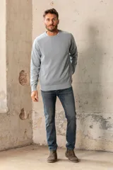 Pantalón de jean de corte recto, color azul medio, con bolsillos delanteros y traseros.