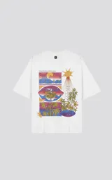 Remera blanca de corte extra oversize con hombros caídos, cuello redondo de rib al tono y estampado con dibujos de plantas de marihuana en estilo cómic.