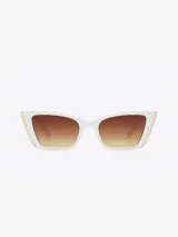 Lentes de sol de diseño angular, color blanco con lentes degradados en tonos marrones, inspirados en el estilo cosmopolita de Berlín.