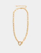 Collar dorado con cadena de eslabones rectangulares y dije de corazón con cierre mosquetón.
