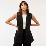Chaleco negro de traje sin mangas con solapas y bolsillos delanteros.