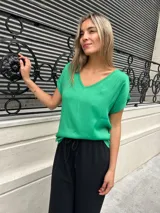 Blusa verde con escote en V, confeccionada en viscosa en el frente y viscosa con lycra en la espalda.