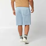 Bermudas deportivas de color celeste, corte recto y largo hasta la rodilla.