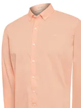 Camisa de manga larga color salmón, confeccionada en popelina de algodón orgánico con tecnología Fresh Technology. Tiene cuello camisero, calce Modern Fit y logo bordado en el pecho.