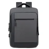 Mochila gris con detalles en negro, doble bolsillo frontal con cierre, bolsillos laterales, cargador USB integrado, compartimento para laptop y asa de mano.