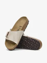 Sandalia de estilo moderno con correa ancha y hebilla metálica, hecha de Birko-Flor, un material sintético resistente.