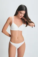 Colaless blanca de encaje con forro de algodón.