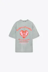 Camiseta rosa de algodón con efecto lavado, corte regular, cuello redondo y mangas cortas. Estampado frontal con la frase "Puerto Rico Vuela Conmigo".