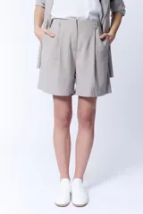Short color grisáceo con cinturón de la misma tela, tiro alto y corte holgado.