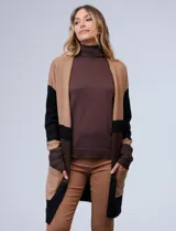 Cardigan tejido de color marrón con diseño color block, presenta bolsillos aplicados en la parte delantera.