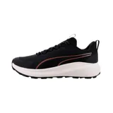 Championes Puma Skyrocket Lite Trail, color negro con detalles en rosa cobrizo, suela blanca y detalles de malla en la capellada.