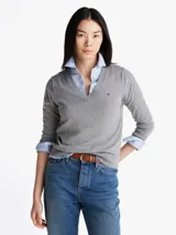 Sweater gris de algodón orgánico con cuello en V y logo bordado en el pecho.