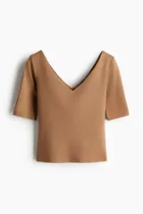 Top color marrón de punto ajustado con escote en V pronunciado y mangas cortas.