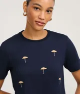 Blusa slim de mangas cortas, confeccionada en viscolycra, con cuello redondo y bordados de paraguas.