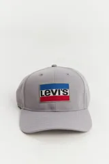 Gorra gris con visera curva y logo de la marca Levis, diseñada para un ajuste cómodo.