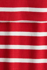 Top ajustado de punto acanalado a rayas rojas y blancas, con hombros descubiertos y escote ancho doblado.