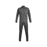 Conjunto deportivo Under Armour de hombre, color gris, compuesto por campera con cierre y pantalón largo. La campera tiene cuello alto, cierre frontal completo, bolsillos laterales y logo de la marca en el pecho. El pantalón tiene cintura elástica con cordón ajustable y logo de la marca en la pierna.