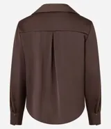 Camisa de satén color verde oliva, de manga larga con puños abotonados y cuello inglés.