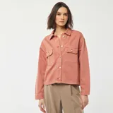 Chaqueta vaquera rosa con botones dorados, cuello clásico, cierre frontal con botones, dos bolsillos con solapa en el pecho y corte recto.