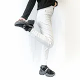 Jean blanco elastizado skinny con rasgados sutiles.