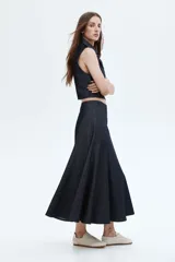 Pollera tobillera de denim de algodón rígido, color azul oscuro, con corte acampanado y cintura clásica con cierre oculto lateral.