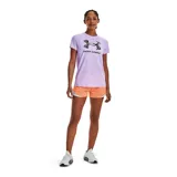 Remera deportiva Under Armour color fucsia con logo blanco estampado en el frente.