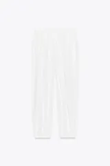 Pantalón bombacho de algodón blanco, con tiro medio, cintura elástica ajustable con cordones y bajo abullonado con elástico.