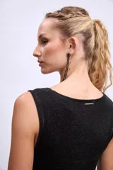 Vestido midi de punto color gris topo, sin mangas y corte ajustado.