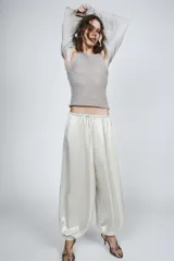 Pantalón bombacho plateado de tiro medio con cintura elástica ajustable con cordones y puños elásticos.