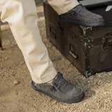 Zapatos Hey Dude Wally Stretch Mesh color azul con textura tejida, cordones elásticos y suela de goma.