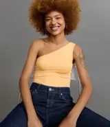 Body básico color durazno, con escote asimétrico y un solo hombro. Confeccionado en microfibra de poliamida y elastano.