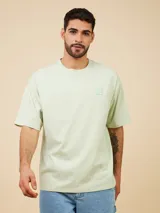 Remera negra de algodón con calce relaxed y logo cuadrado en el pecho.