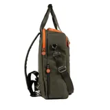 Bolso matero verde de poliéster con doble cierre, asas fijas y correa regulable. Tiene dos bolsillos externos con cierre, un bolsillo interno con cierre y dos bolsillos internos abiertos. El interior es de tela de algodón y poliéster. Tiene compartimentos para notebook y matero, y el logo de la marca en el frente.