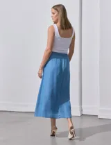Falda larga de lyocell color celeste, con pretina ancha elastizada con lazo y bolsillos delanteros.