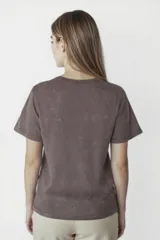 Remera color marrón con cuello redondo y mangas cortas.