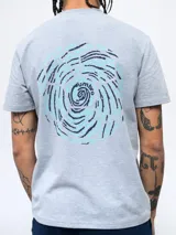 Remera color crema de corte clásico con cuello redondo y estampado en la espalda de una huella digital con forma de pelota de fútbol y el logo de Umbro.