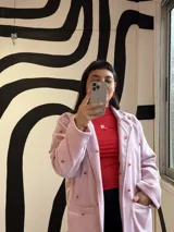 Blazer rosa con dijes de cerezas cosidos en el frente y en las mangas, corte oversize.