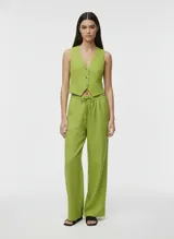 Pantalón ancho color verde lima, de lino y viscosa, con cintura elástica y cordón ajustable.