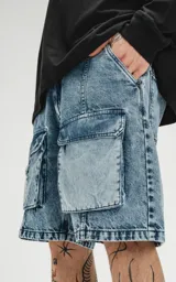 Bermuda de jean azul con lavado ácido y múltiples bolsillos cargo.