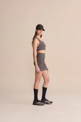Short deportivo gris con estampado camuflado, cintura alta con cinturón en V y bolsillos traseros.