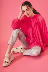 Sandalias de plataforma color beige con dos tiras anchas sobre el empeine y hebilla lateral.