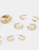 Set de seis pares de aros dorados con diferentes diseños: argollas trenzadas, argollas con textura, argollas con strass y argollas con dije de strass.