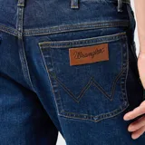 Short de jean azul oscuro, corte recto y largo hasta la rodilla.