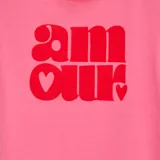 Camiseta rosa de punto con estampado de la palabra 'amour' en rojo y dos corazones.