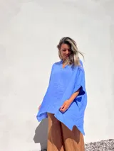 Poncho remera celeste de lino, con cuello en V y mangas cortas amplias.