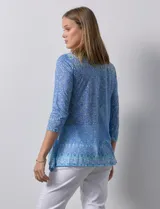 Blusa de modal estampado en tonos celeste, azul y verde, con aplique de brillos en el frente y mangas 3/4.
