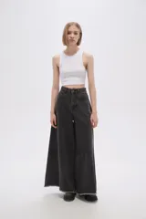 Pantalón de jean celeste de corte palazzo, tiro alto y ruedo desflecado.
